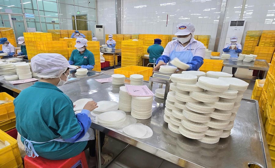 The collective labor agreement of Safoco Company stipulates that the company pays the 13th month salary from 2 to 5 months' salary/person depending on seniority and performance results. Photo: Nam Duong