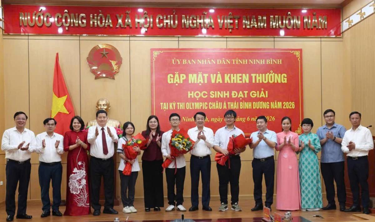Ninh Binh Provincial People's Committee meets and rewards students in Ninh Binh who won prizes at the 2026 Asia-Pacific Olympics. Photo: Ninh Binh Department of Education and Training