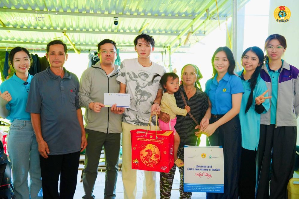 The Trade Union of Luxshare - ICT Co., Ltd. visited and presented gifts to workers' families in particularly difficult circumstances living in border areas. Photo: Nghe An Trade Union