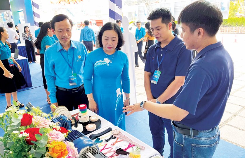 Standing Vice President of the Vietnam General Confederation of Labor Thai Thu Xuong visits the booth of Da Nang Telala Co., Ltd. at the exhibition "Creative Journey - Aspiration to Rise" organized by the Vietnam General Confederation of Labor. Photo: TRUONG AN