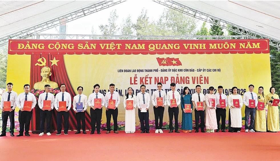 19 direct workers were coordinated by the Ho Chi Minh City Labor Federation to be admitted to the Party at the Hang Duong Cemetery historical relic, Con Dao Special Zone on the occasion of the 136th anniversary of President Ho Chi Minh's birthday (May 19, 1890 – May 19, 2026). Photo: NAM DUONG