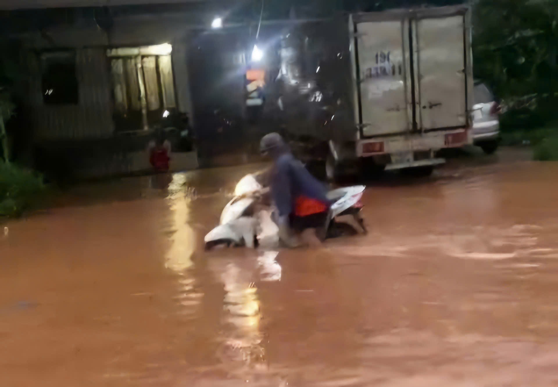 Quốc lộ 55, đoạn qua thôn 9 (xã Bảo Lâm 3) ngập sâu khiến xe máy lưu thông qua đây bị chết máy. Ảnh: Nguyễn Thúy 