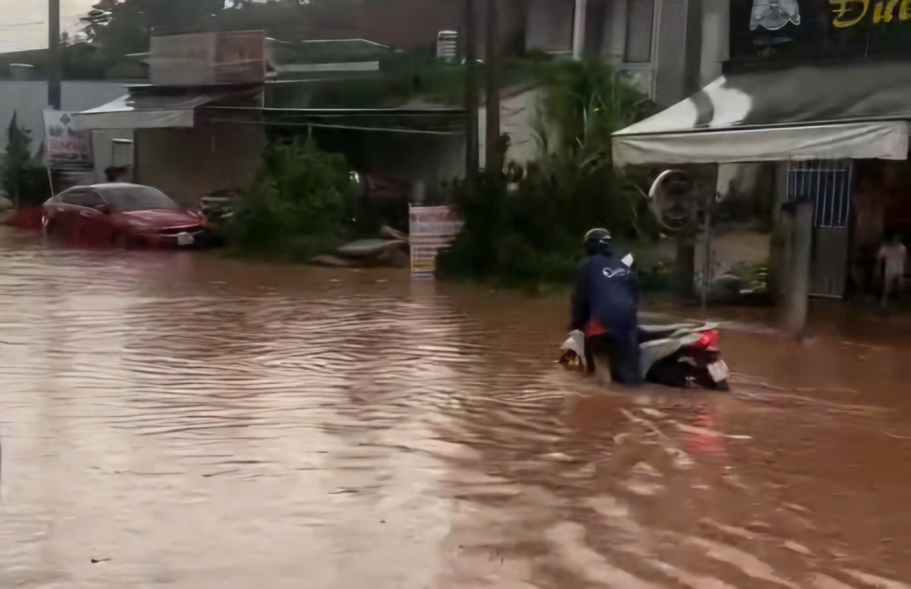 Prolonged heavy rain caused National Highway 55 section passing through Bao Lam 5 commune to be deeply flooded for many hours. Photo: Phuc Khanh