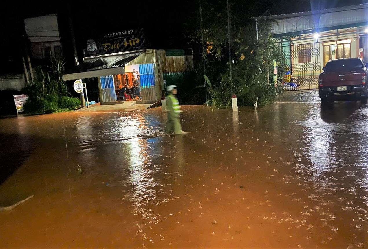 Đến 21h cùng ngày, mưa lớn vẫn kéo dài, đoạn đường này đang bị ngập sâu. Ảnh: Phúc Khánh  