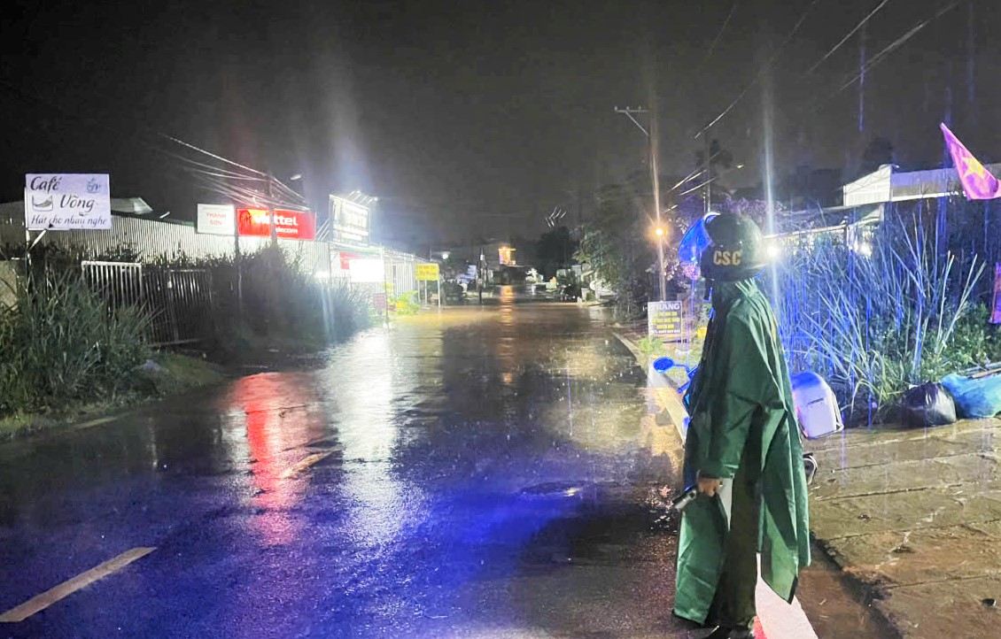 Lực lượng chức năng túc trực điều tiết bảo đảm an toàn giao thông qua đoạn đường bị ngập. Ảnh: Phúc Khánh 