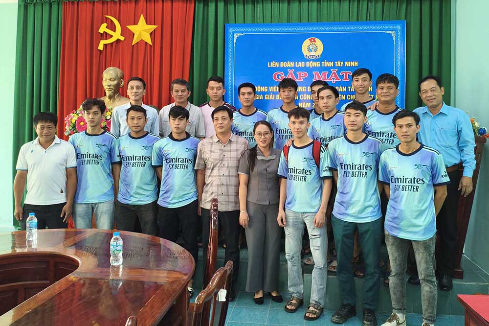 Leaders of the Tay Ninh Provincial Labor Federation encourage the two football teams before leaving to participate in the Southern regional qualifying round of the 2026 Vietnam Workers and Civil Servants Football Tournament. Photo: Tay Ninh Provincial Labor Federation