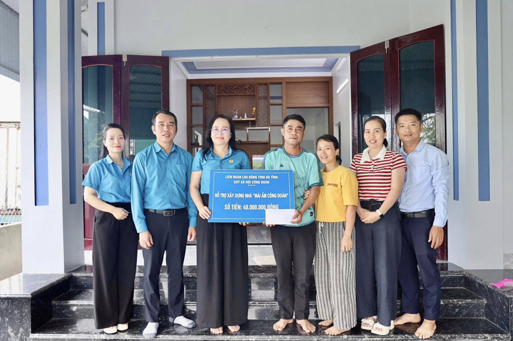 Ha Tinh Provincial Labor Federation awards money to support building Trade Union Shelter houses for union members in difficult circumstances. Photo: Tran Tuan