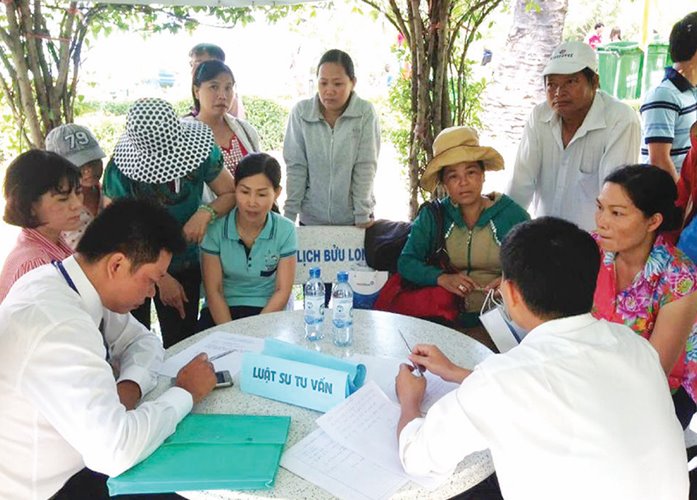Các luật sư tư vấn cho công nhân lao động trong một chương trình tư vấn pháp luật do Báo Lao Động tổ chức. Ảnh: ĐỨC LONG