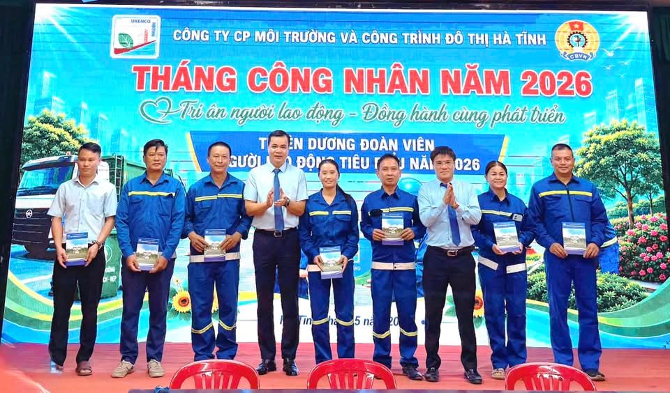 Ha Tinh Urban Environment and Construction Joint Stock Company presents gifts to union members in difficult circumstances, and commends typical workers. Photo: Ha Tinh Trade Union