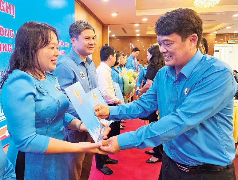 Mr. Bui Thanh Nhan - Chairman of the Ho Chi Minh City Labor Federation presents the decision to establish trade unions in communes, wards, and special zones in Ho Chi Minh City. Photo: NAM DUONG