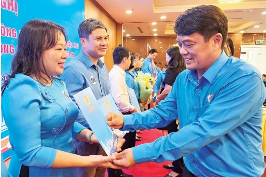 Mr. Bui Thanh Nhan - Chairman of the Ho Chi Minh City Labor Federation presents the decision to establish trade unions in communes, wards, and special zones in Ho Chi Minh City. Photo: NAM DUONG
