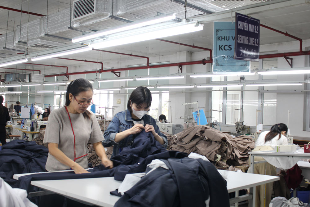 Workers working in factory space, contributing to improving business productivity. Photo: Mai Huong