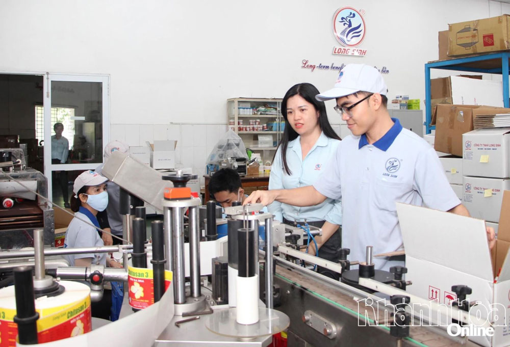 Công nhân Công ty TNHH Long Sinh, tỉnh Khánh Hòa trong giờ làm việc. Ảnh: CĐKH
