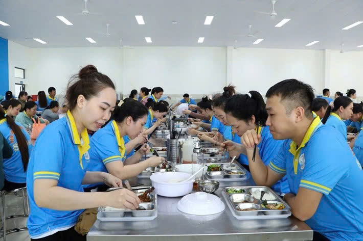 La actividad "Comida Sindical" se organiza para los trabajadores de la Fábrica de Procesamiento de Materiales de Nido de Pájaro Sanvinest Khanh Hoa que trabajan en el Parque Industrial Song Cau, comuna de Khanh Vinh. Foto: Phuong Linh