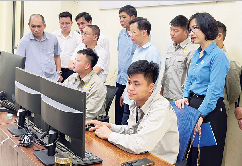 Trade union officials grasp the operating situation at Nam So 1 Hydropower Plant. Photo: Thu Hang