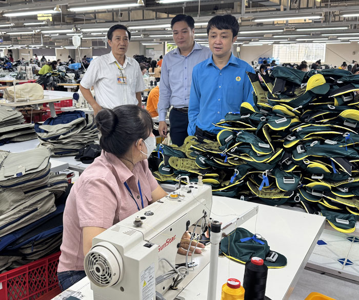 Lãnh đạo Liên đoàn Lao động tỉnh Lâm Đồng đến khu công nghiệp thăm, động viên công nhân. Ảnh: DUY TUẤN