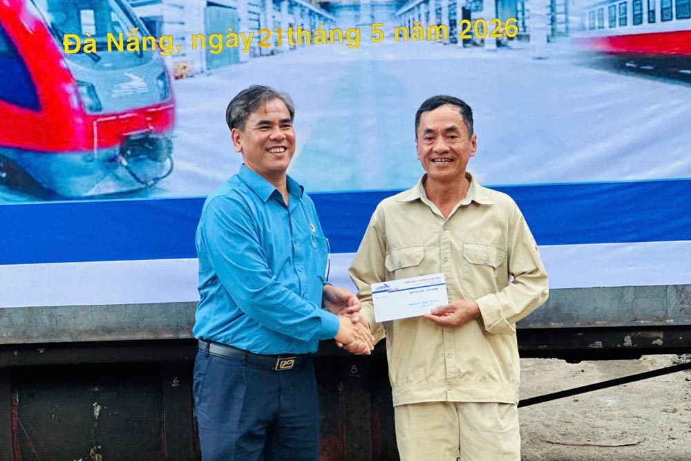 Mr. Ha Trong Thang - Chairman of the Vietnam Railway Trade Union presents gifts to workers in difficult circumstances. Photo: PHAN NGUYEN
