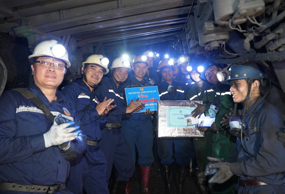 Los líderes del Sindicato de TKV entregan regalos y animan a los mineros con motivo del Mes del Trabajador 2026. Foto: Sindicato de TKV