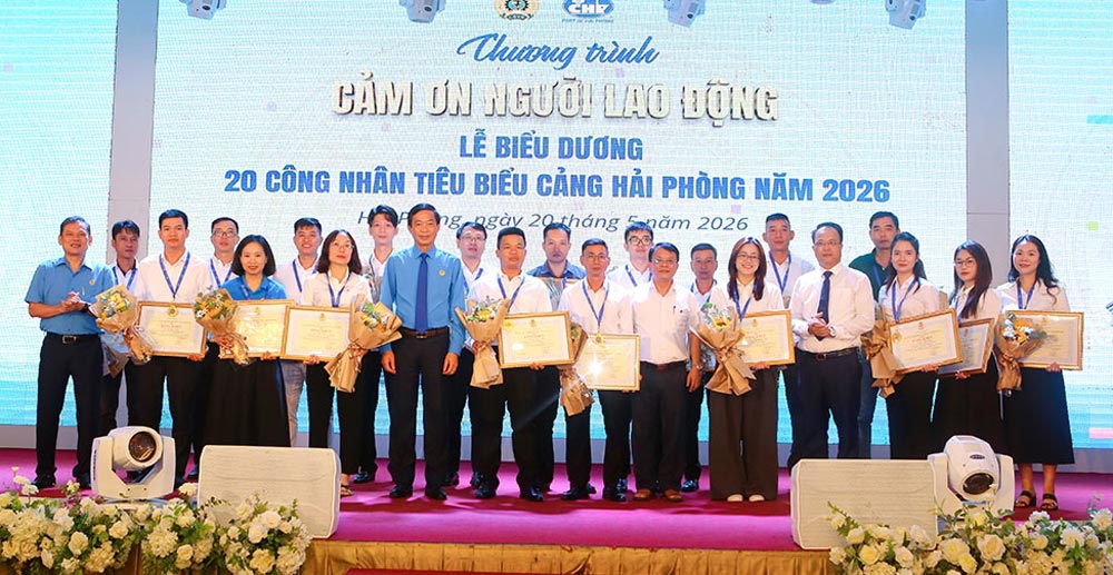 Ông Mai Lê Lợi - Chủ tịch Công đoàn Tổng Công ty Hàng hải Việt Nam trao khen thưởng biểu dương 20 Công nhân lao động tiêu biểu Cảng Hải Phòng năm 2026 (hàng trên, thứ 5 từ trái sang). Ảnh: CĐTCTY