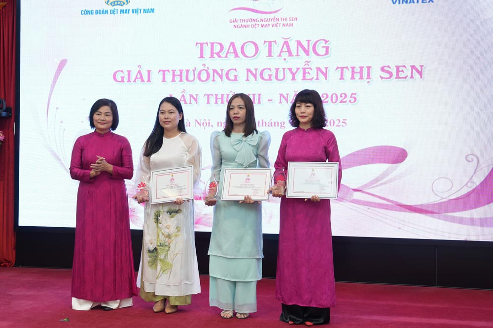 Bà Phạm Thị Thanh Tâm - Ủy viên BCH Tổng LĐLĐVN, Chủ tịch Công đoàn Dệt May Việt Nam (ngoài cùng, bên trái).
