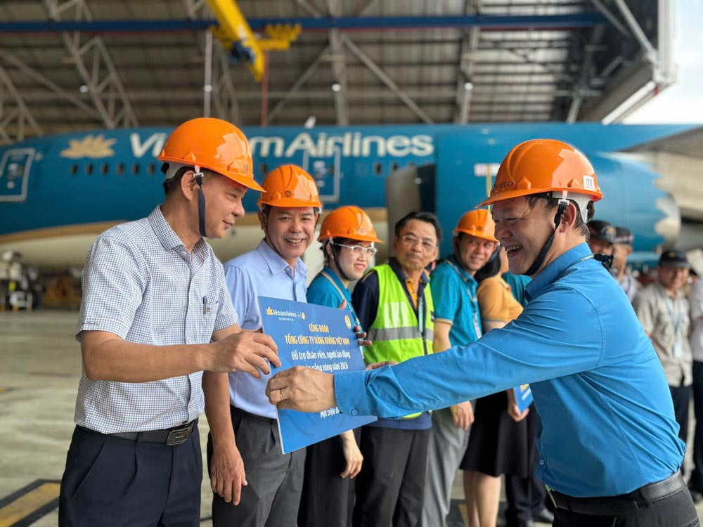 Mr. Dao Manh Kien - Chairman of the Trade Union of Vietnam Airlines Corporation presents signs of financial support for the hot season to agencies and units. Photo: Industry Trade Union provided