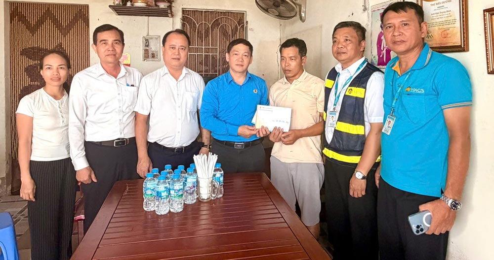 Ông Đào Mạnh Kiên - Ủy viên BCH Tổng LĐLĐVN, Chủ tịch Công đoàn Tổng công ty Hàng không Việt Nam (giữa ảnh).