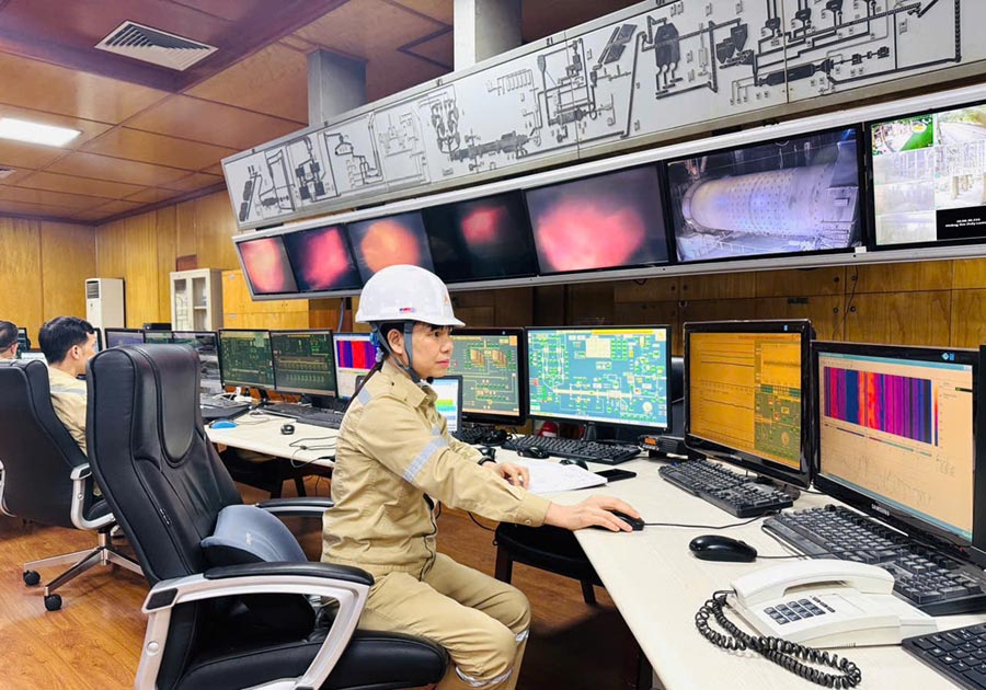 Electrical engineer Nguyen Thi Bich Ngoc (Vicem Hoang Thach Cement Company) has had initiatives to optimize production lines. Photo: CĐXDVN