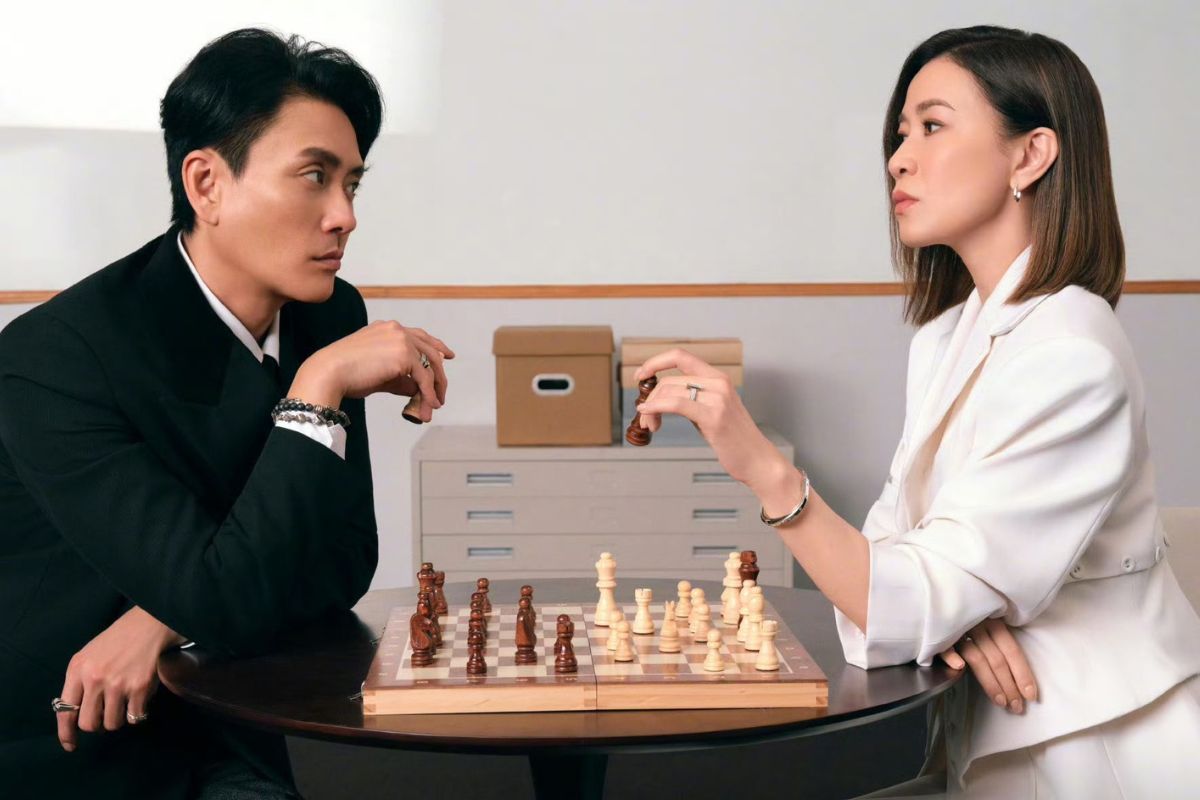 Huỳnh Tông Trạch và Xa Thi Mạn trong “Nữ hoàng tin tức 2“. Ảnh: Nhà sản xuất
