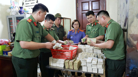 Police coordinate with forces to conduct searches, collect documents and cash to serve the investigation of the case of profiteering from merit money at Ky Cung Temple. Photo: CALS