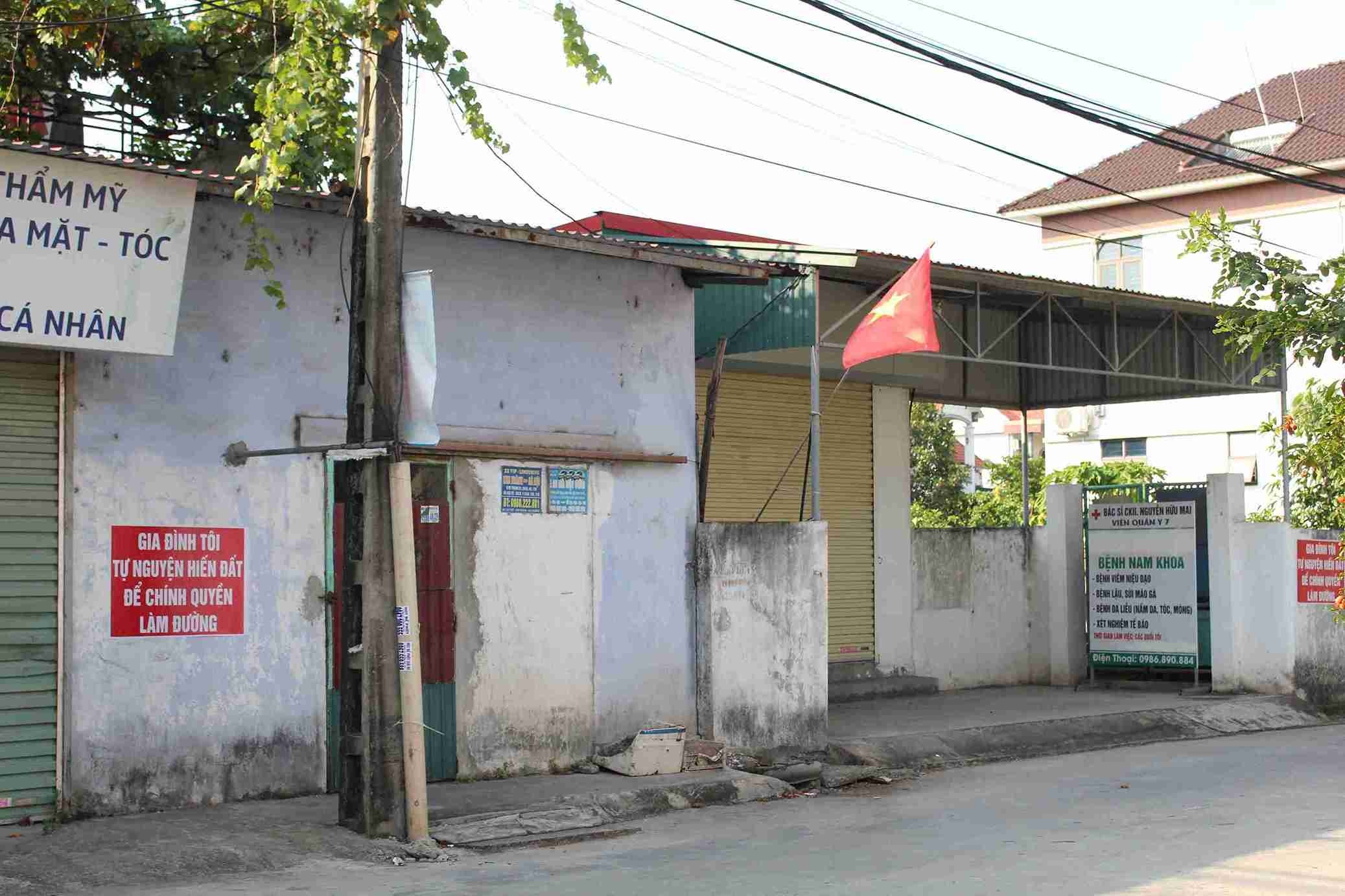 Red signs become a special image on the inter-village road connecting Thuong Do 1 and Thuong Do 2. Photo: Mai Huong