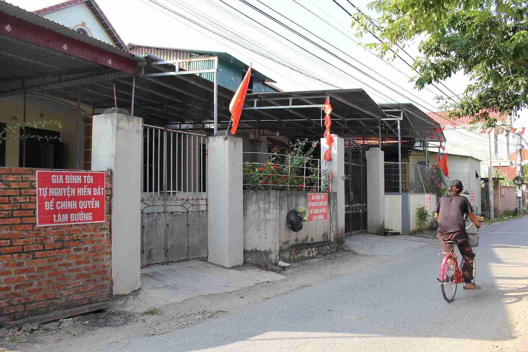 Những tấm biển đỏ xuất hiện dọc tuyến đường dài khoảng 800m nối Thượng Đỗ 1 và Thượng Đỗ 2.
