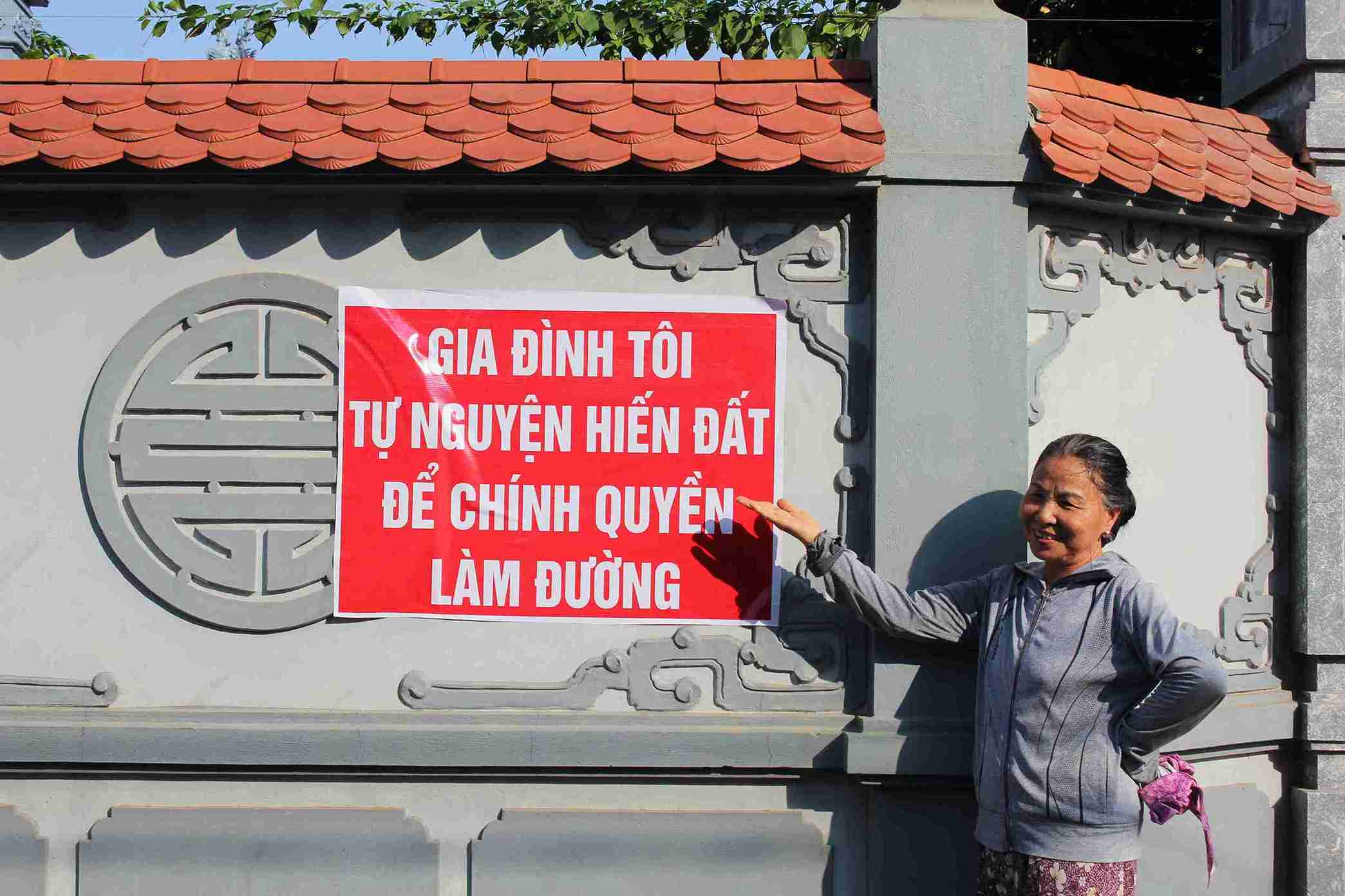Bà Lê Thị Quế tự nguyện hiến đất, mong tuyến đường sớm được cải tạo, mở rộng.