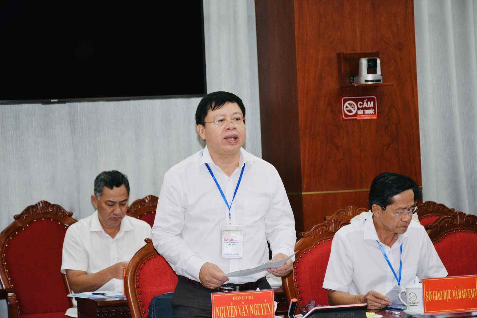 Giám đốc Sở Giáo dục Đào tạo tỉnh Cà Mau Nguyễn Văn Nguyên báo cáo công tác chuẩn bị kỳ thi tốt nghiệp THPT năm 2026. Ảnh: Nhật Hồ.