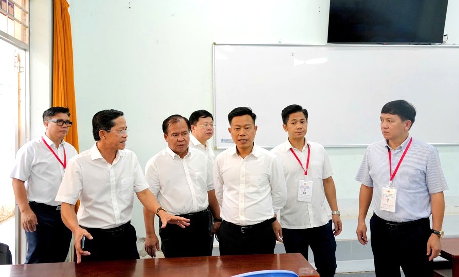 Deputy Minister of Education and Training Le Quan (3rd from right) inspects the exam preparation work in Ca Mau. Photo: My Tran.