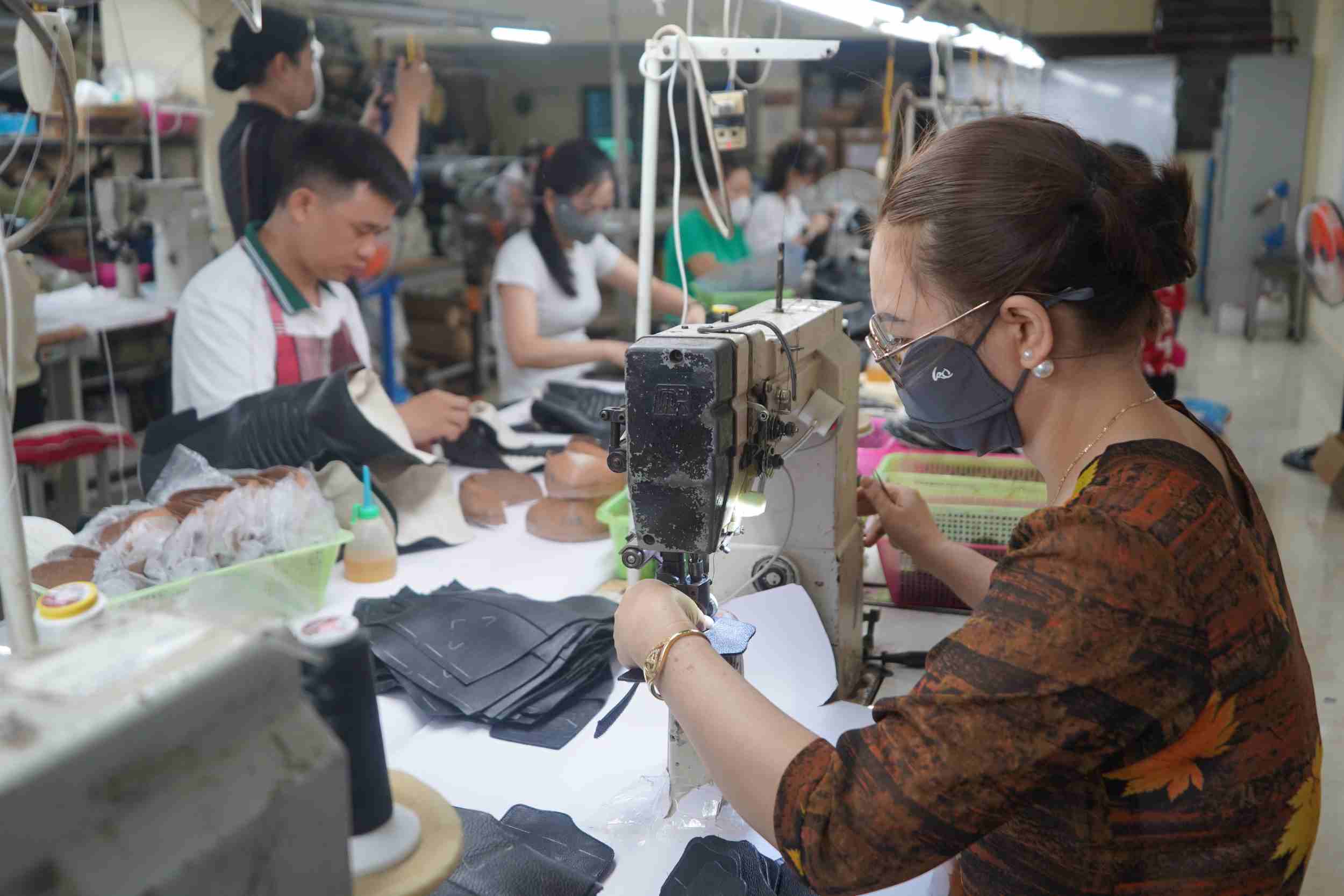 Lao Dong Newspaper and the Trade Union organization contribute to stabilizing production and business. Photo: MAI DUNG