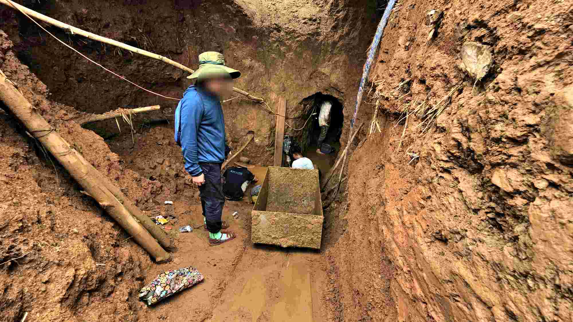 Phóng viên Báo Lao Động đối mặt với vàng tặc ở xã A Lưới 1, TP Huế.Ảnh: Phóng viên