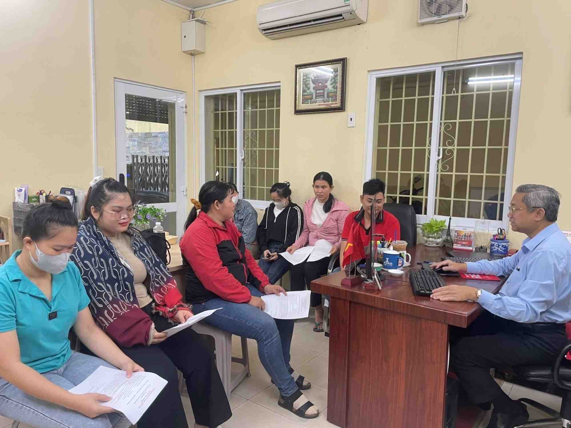Công nhân Công ty Vinh Thông ủy quyền cho cán bộ công đoàn TPHCM khởi kiện công ty đòi nợ lương, BHXH. Ảnh: ĐỨC LONG