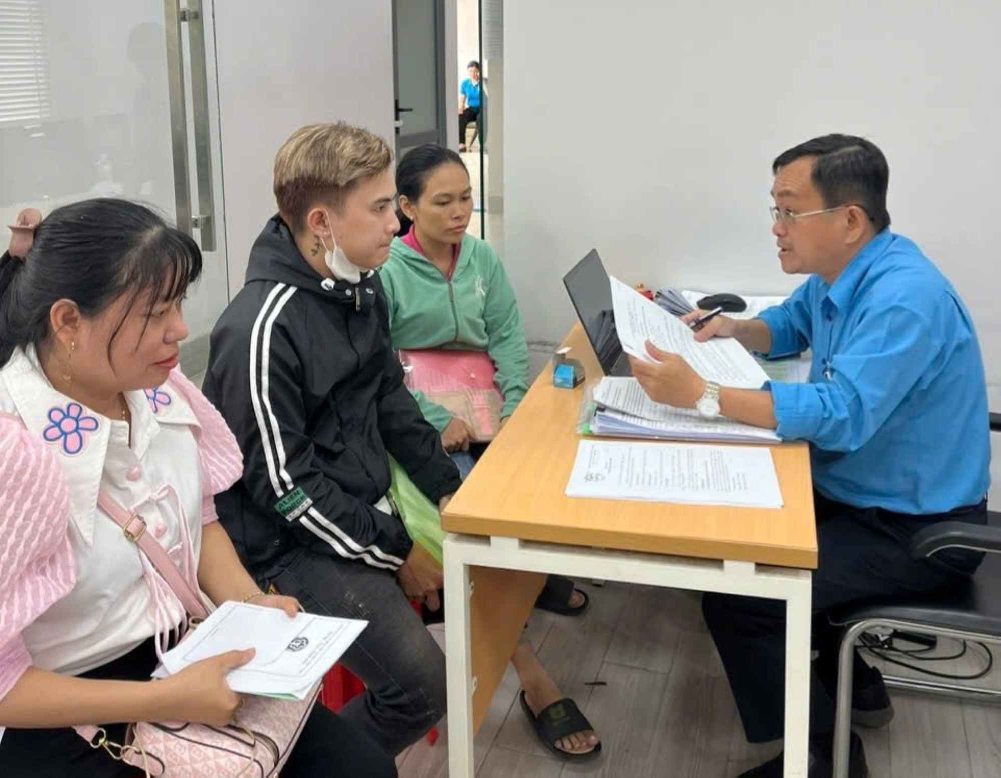 Vinh Thong Company workers authorize Ho Chi Minh City trade union officials to sue the company for wage and social insurance debt. Photo: DUC LONG