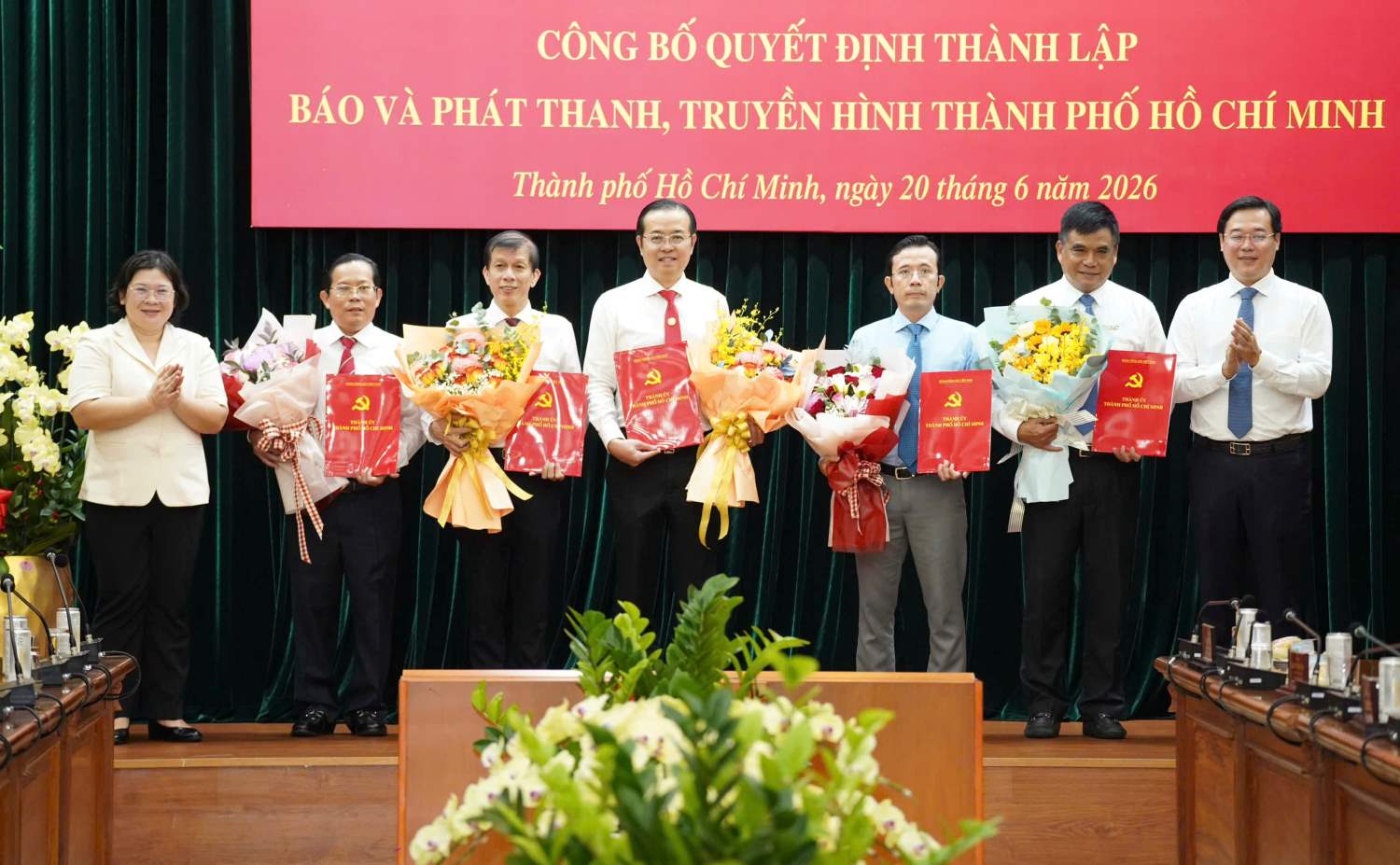 Handing over the decision to the Board of Directors of the Ho Chi Minh City Newspaper and Radio and Television Authority. Photo. Khanh Hiep