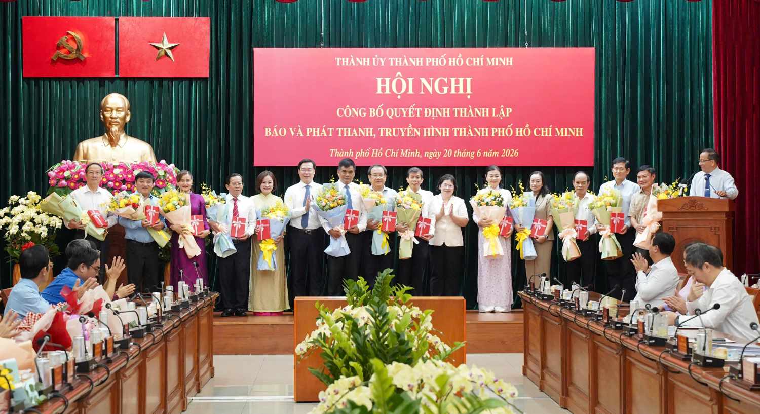 Lãnh đạo Thành ủy TPHCM tặng hoa và quà tri ân các cơ quan báo chí TPHCM. Ảnh: Khánh Hiệp