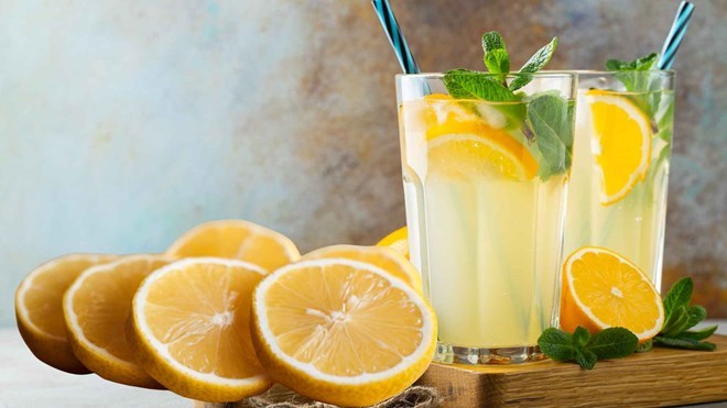Drinking electrolyte water after waking up can help replenish water and increase alertness. Photo: Huong Son