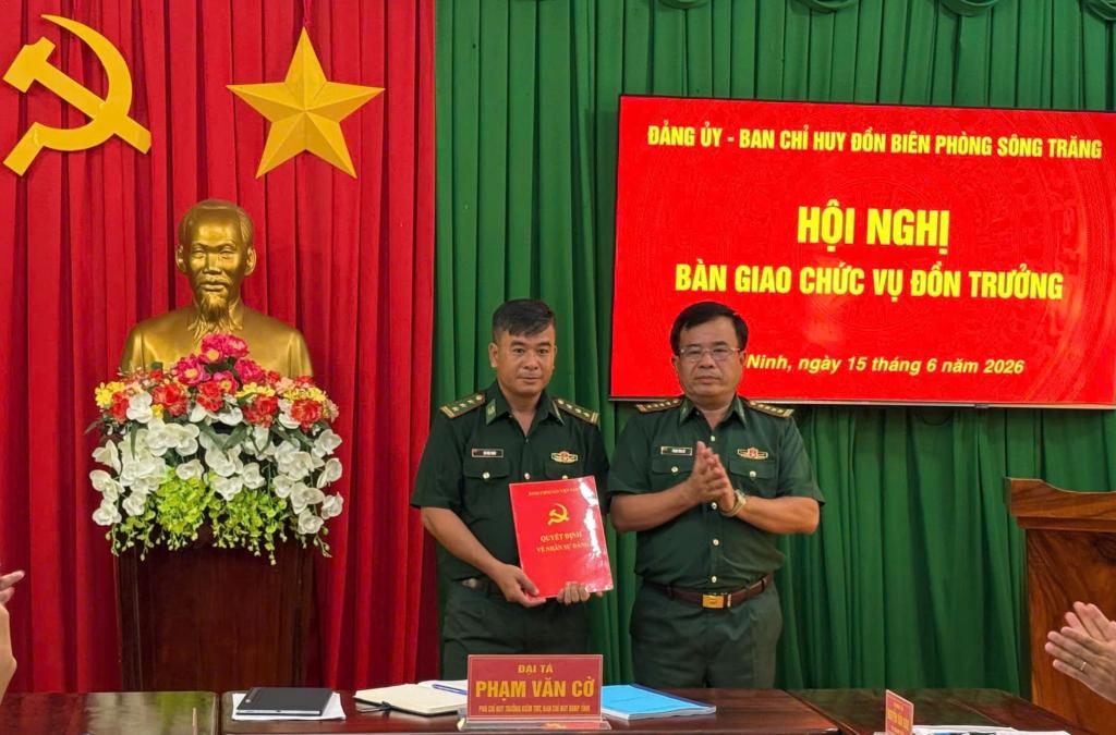 Thượng tá Vũ Văn Minh nhận nhiệm vụ Đồn trưởng Đồn Biên phòng Sông Trăng. Ảnh: dangcongsan.vn