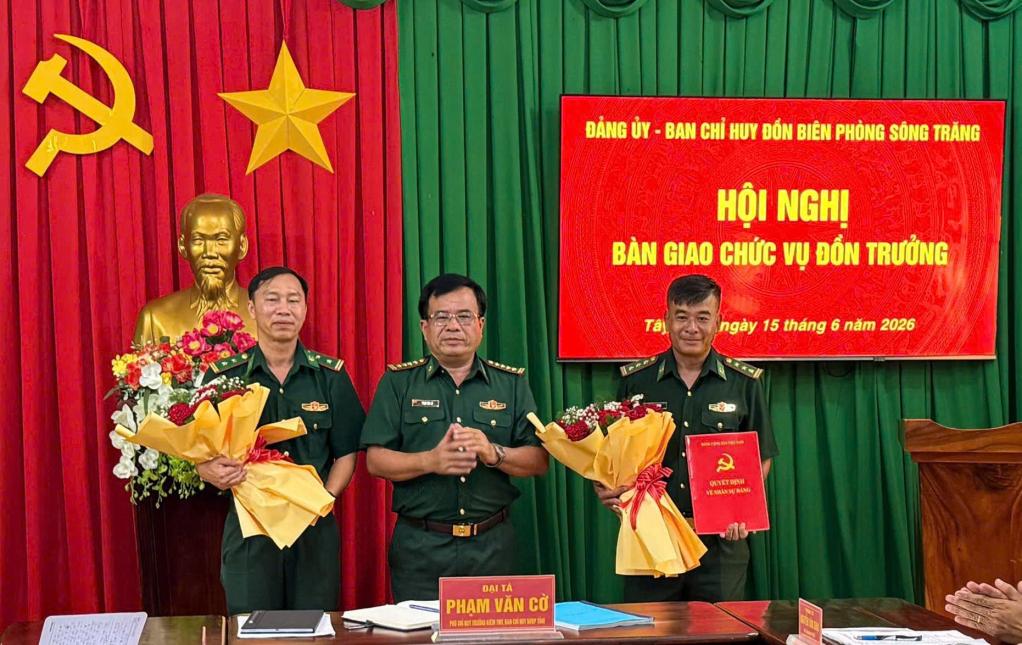 Lieutenant Colonel Pham Van Toan (left cover) and Senior Lieutenant Colonel Vu Van Minh hand over tasks. Photo: dangcongsan. vn