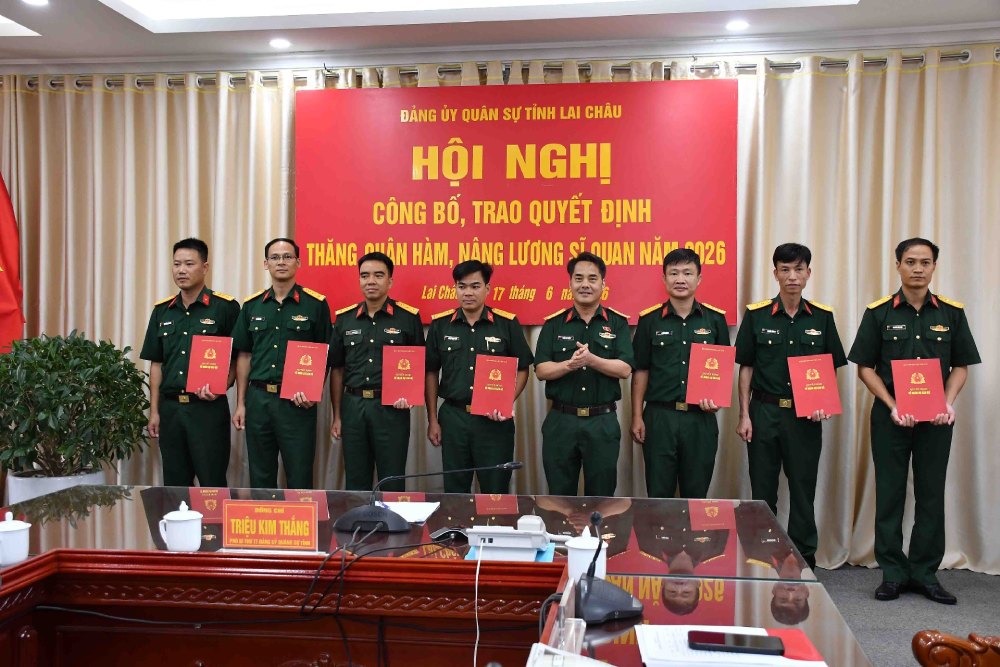 Đại tá Triệu Kim Thắng - Tỉnh ủy viên, Phó Bí thư Thường trực Đảng ủy, Chính ủy Bộ CHQS tỉnh trao quyết định cho các nhân sự được thăng quân hàm và nâng lương sĩ quan năm 2026. Ảnh: Thế Thành