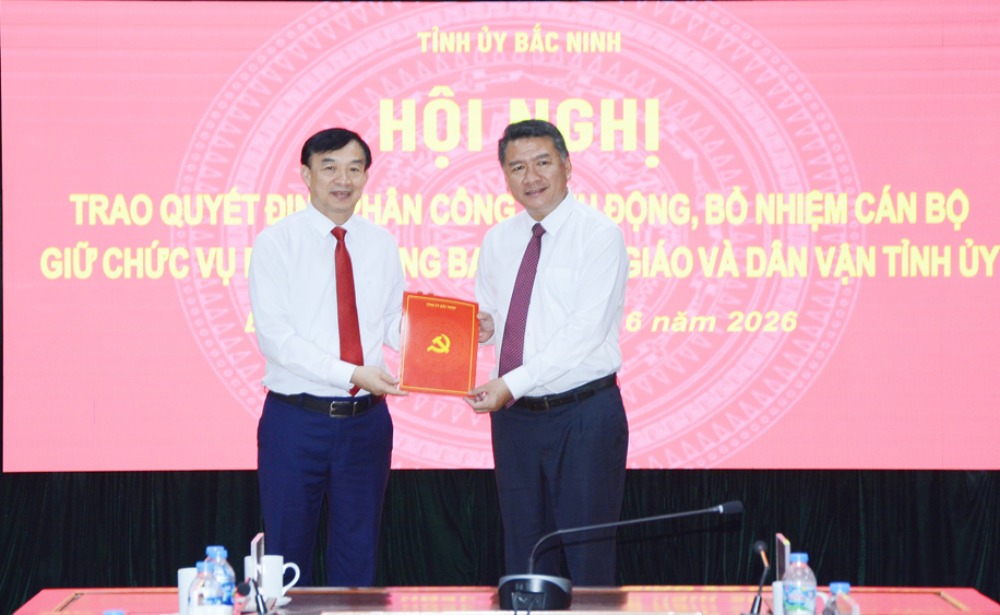 Ông Đỗ Đình Hữu (bên phải) giữ chức Phó Trưởng Ban Tuyên giáo và Dân vận Tỉnh ủy Bắc Ninh. Ảnh: Xuân Me