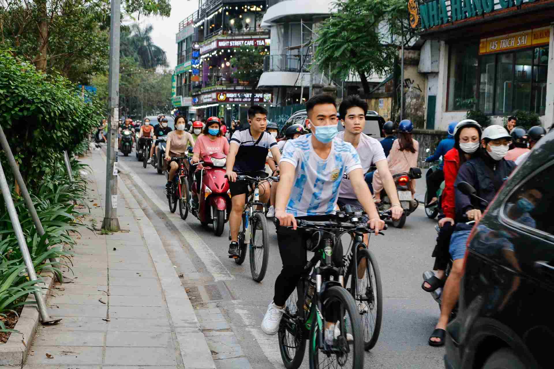 La tendencia de andar en bicicleta en el lago Ho Tay difunde el mensaje de vida verde y energía curativa