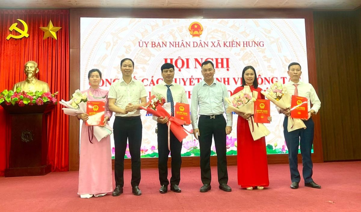 Kien Hung commune announces and awards decisions to appoint officials. Photo: Kien Hung commune information - Hai Phong