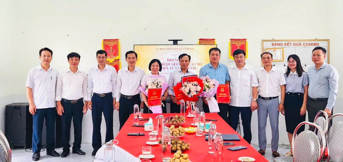 Xã Vĩnh Am công bố quyết định công tác cán bộ Trạm Y tế xã. Ảnh: Cổng TTĐT xã Vĩnh Am