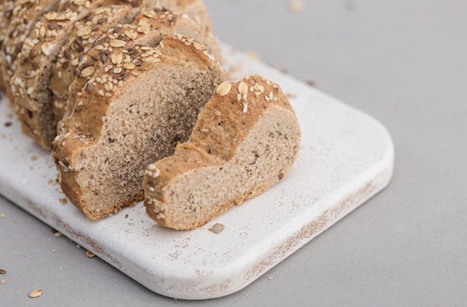 Replacing refined bread with whole wheat bread can help better control blood sugar. Photo: Thuy Duong