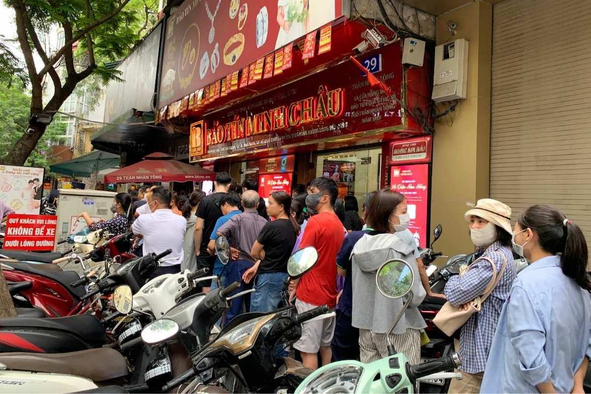Images of people queuing to buy gold in Hanoi recorded on June 13, 2026. Photo: Phuong Anh.